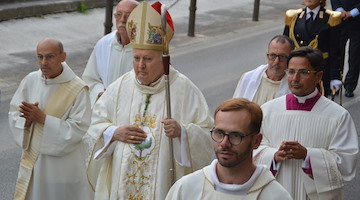 Mons. Orazio Soricelli proseguirà il suo ministero nonostante la malattia: «Mi affido alla forza della preghiera» 