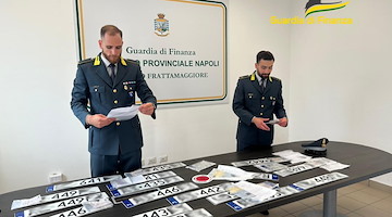 Napoli, sequestrate 21 targhe polacche. Denunciato il titolare di un’agenzia di pratiche auto per truffa e ricettazione