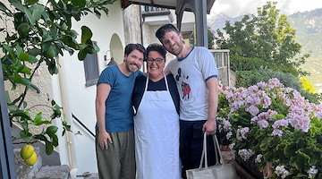 Noah Galvin e Ben Platt a Ravello: luna di miele tra gusto e tradizione alla Scuola di Cucina di Mamma Agata