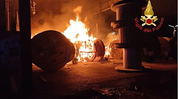 Paura nella notte a Pontecagnano: scoppia incendio all'interno della stazione ferroviaria