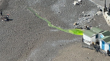 Positano, acque fluorescenti in spiaggia: nessun allarmismo, si tratta di un test per individuare una perdita 