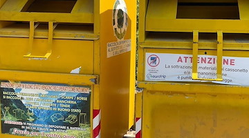 Positano, rimossi i contenitori per gli abiti usati: servizio sospeso in attesa di nuove postazioni