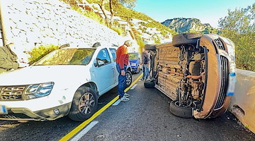 Praiano, auto si ribalta nei pressi del cimitero: conducente illeso 