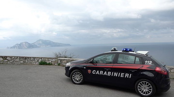 Rapina un turista e aggredisce un uomo intervenuto in soccorso, 25enne arrestato a Sorrento