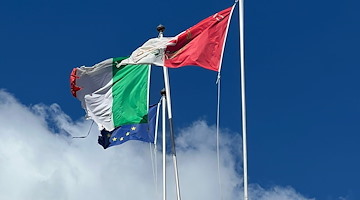 Ravello: tricolore strappato al Municipio, critiche da Sindaco di Cadoneghe e giornalista del torinese