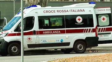 Richiede l'intervento del 118 e poi aggredisce sanitari con un martello: arrestato 32enne a Vallo della Lucania