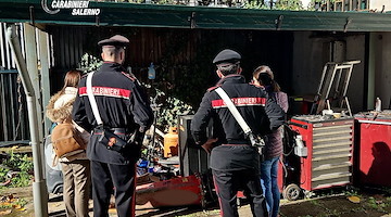 Rubano attrezzature da un'azienda del salernitano, inseguiti dai Carabinieri abbandonano furgone in strada: si cercano i ladri