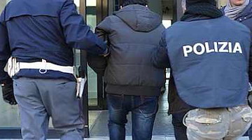 Salerno, aggredisce anziano perché si rifiuta di dargli denaro: uomo agli arresti domiciliari per tentata estorsione e aggressione