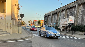 Salerno, minaccia di lanciarsi dalla finestra con un coltello