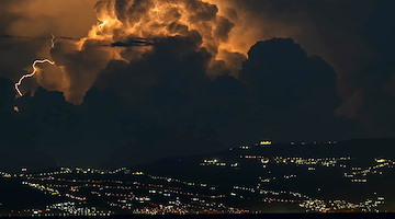 Scatti a distanza: Carlo De Felice cattura un temporale lontano dalla sua terrazza a Vietri