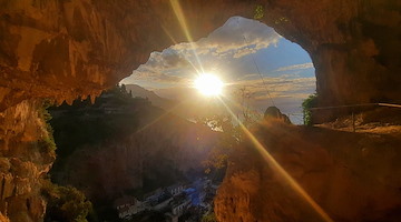 Scenari mozzafiato al Santuario di Santa Maria del Bando, tra grotte e albe spettacolari