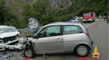 Schianto frontale sulla provinciale per Camerota: una donna perde la vita, quattro feriti gravi