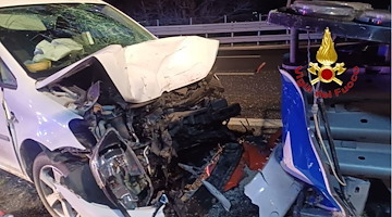 Schianto sull’A30: auto contro il paracarro, due feriti gravi