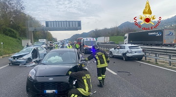 Scontro tra tre auto sull'A2: quattro feriti, uno è grave