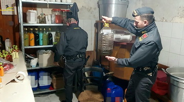 Scoperto opificio clandestino di liquori ad Angri: sequestrati 1.000 litri di alcolici irregolari