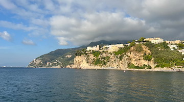 Sequestrata villa panoramica a Vico Equense: due indagati per usura e autoriciclaggio