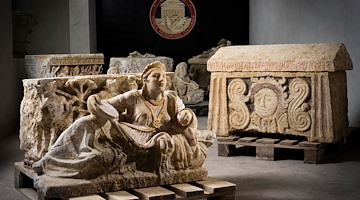 Sequestro di urne funerarie etrusche provenienti da uno scavo clandestino nel cuore dell'Umbria