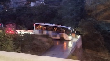 Sfiorata tragedia sulla Castiglione-Ravello: bus scivola sullo stesso curvone dell'incidente del 2023