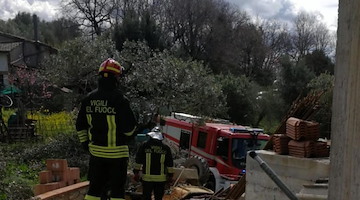 Si ribalta un mezzo meccanico durante i lavori: muore operaio 60enne nel salernitano