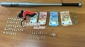 Siano, 19enne arrestato con droga e mazza da baseball in auto