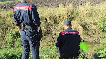 Smaltiva reflui provenienti dalla propria azienda in un fosso canale, donna denunciata a Capaccio