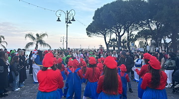 Sole e allegria in questa prima domenica di Carnevale a Cetara /foto