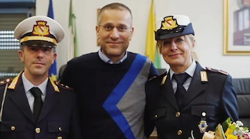 Stefania Celentano salva madre e bambino: elogio al merito per l’assistente capo della Polizia Locale originaria di Minori