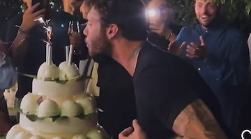 Stefano De Martino compie 35 anni e spegne le candeline su una torta di delizie al limone della Pasticceria Pansa di Amalfi