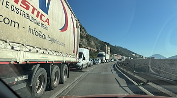 Traffico in tilt a Salerno: Viadotto Gatto bloccato, code da Vietri sul Mare