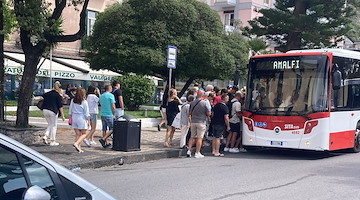 Traghetti off limits in Costiera Amalfitana causa mare agitato, trasporto su gomma va in tilt 