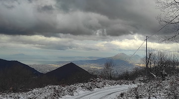 Tramonti, prima neve su Monte Sant'Angelo: spettacolo mozzafiato e temperature glaciali