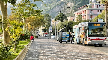 Trasporto pubblico in Costiera Amalfitana inadeguato: lo sdegno di due insegnanti bloccate per ore a Maiori