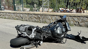 Vietri Sul Mare, tragedia sulla Statale 18: motociclista 32enne perde la vita in uno scontro con un furgone