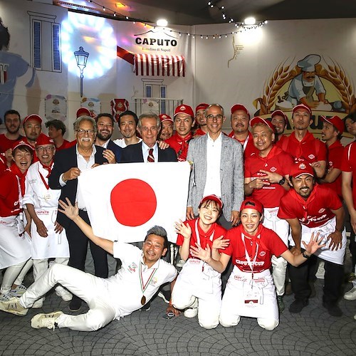 La delegazione giapponese assieme ad Antimo e Carmine Caputo e Sergio Miccù durante il XX Trofeo Caputo