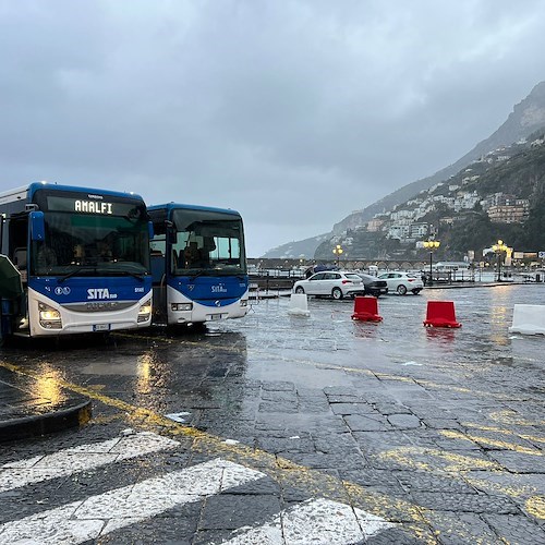 Amalfi, soppressi stalli bus in piazza Flavio Gioia: la situazione di questa mattina<br />&copy; Massimiliano D'Uva