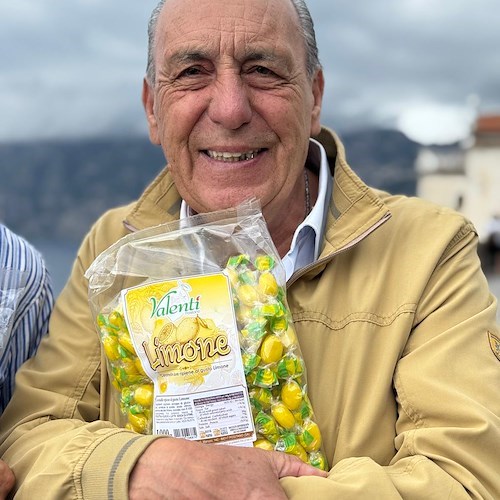 Gennaro Contaldo stringe le sue caramelle preferite: chiaramente al limone della Costa d'Amalfi<br />&copy; Massimiliano D'Uva