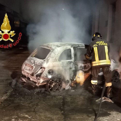 Auto distrutta dalle fiamme