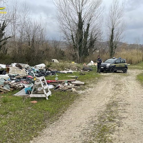 Da Napoli a Benevento per sversare rifiuti speciali: area sottoposta a sequestro e proprietario denunciato
