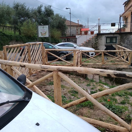 Staccionata di legno realizzata presso l'Agriturismo da Regina a Tramonti