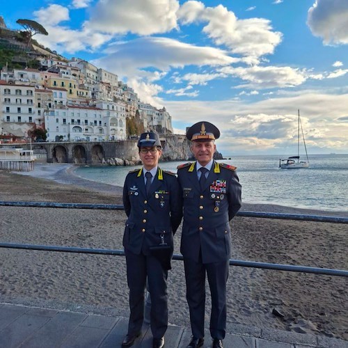 Filomena Cuomo con il comandante della Guardia di Finanza di Amalfi Ottavio Loviglio<br />&copy; Cobar News