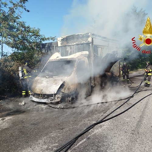 Furgone in fiamme a Montecorvino Pugliano<br />&copy; Vigili del fuoco