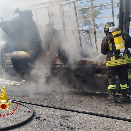 Furgone in fiamme a Montecorvino Pugliano<br />&copy; Vigili del fuoco