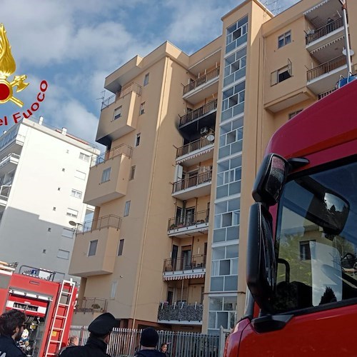 Incendio in un appartamento a Salerno: evacuato stabile, persona affidata alle cure del 118