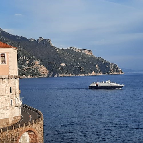 Atrani e lo Nave Crociera Clio<br />&copy; Giovanni Proto