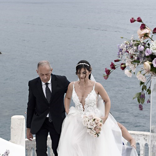 La sposa arriva con il papà<br />&copy; Gianni Riccio