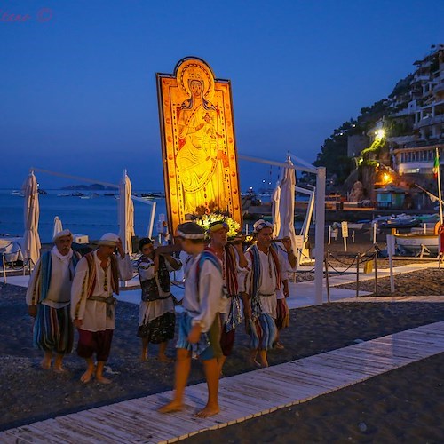 I pescatori portano il quadro della Madonna<br />&copy; Fabio Fusco