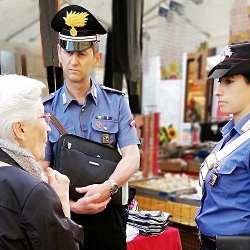 Carabinieri con un'anziana<br />&copy; Carabinieri