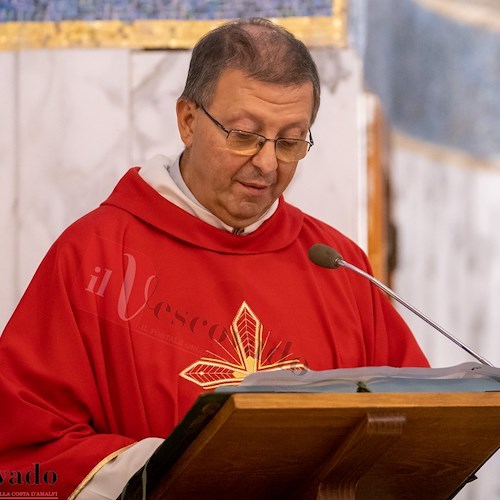 Il vicario generale che legge il decreto vescovile<br />&copy; Leopoldo De Luise