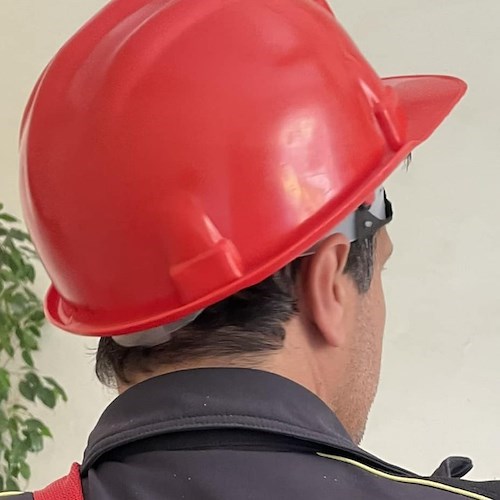 Membro della Protezione Civile con il casco<br />&copy; Protezione Civile Campania