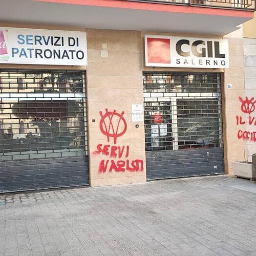 Scritte “No Vax” davanti alla sede Cgil di Salerno, Piero De Luca (Pd): «Piena solidarietà, atto intimidatorio vile»